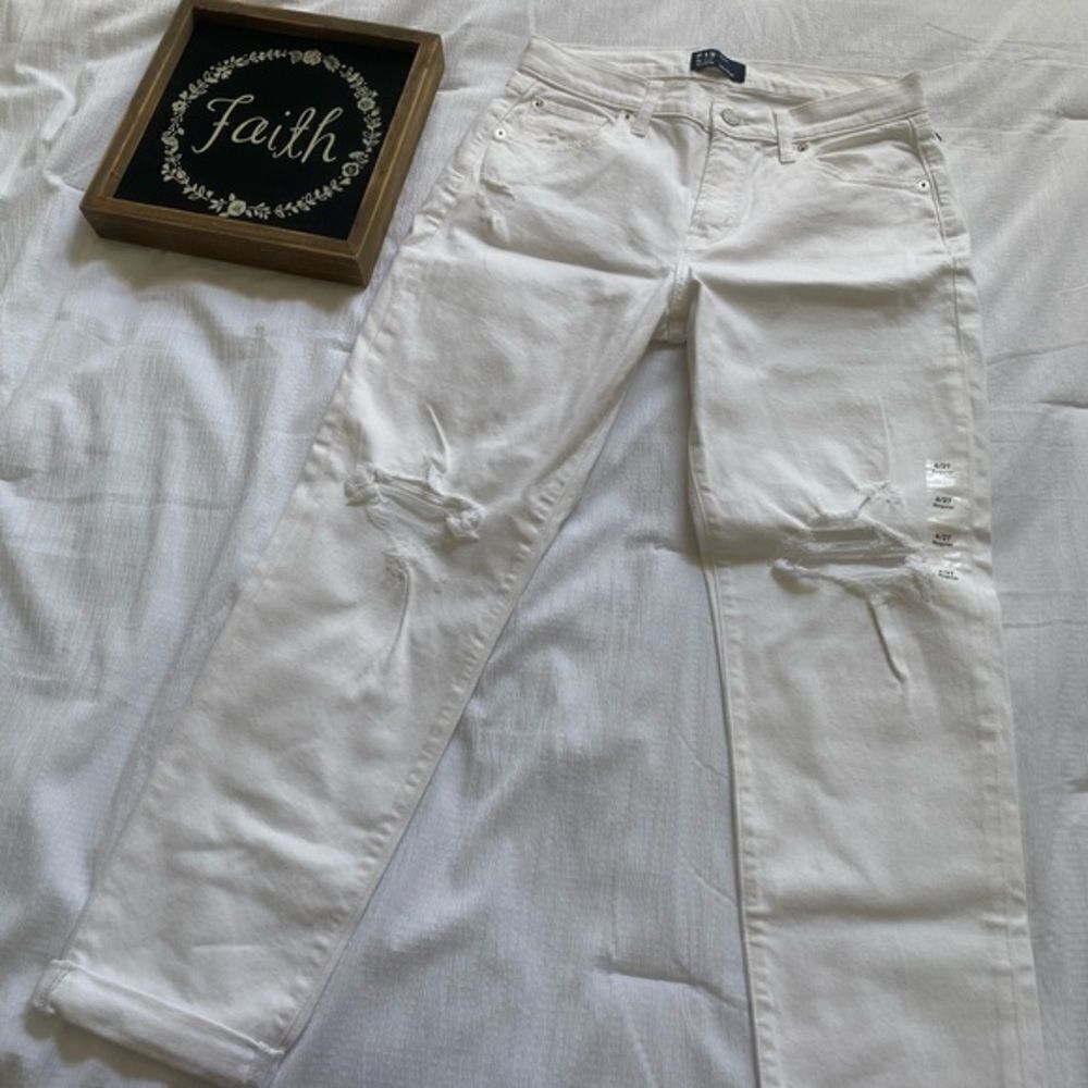 NWT GAP Women's Best Girlfriend Jeans White Stretch Ripped